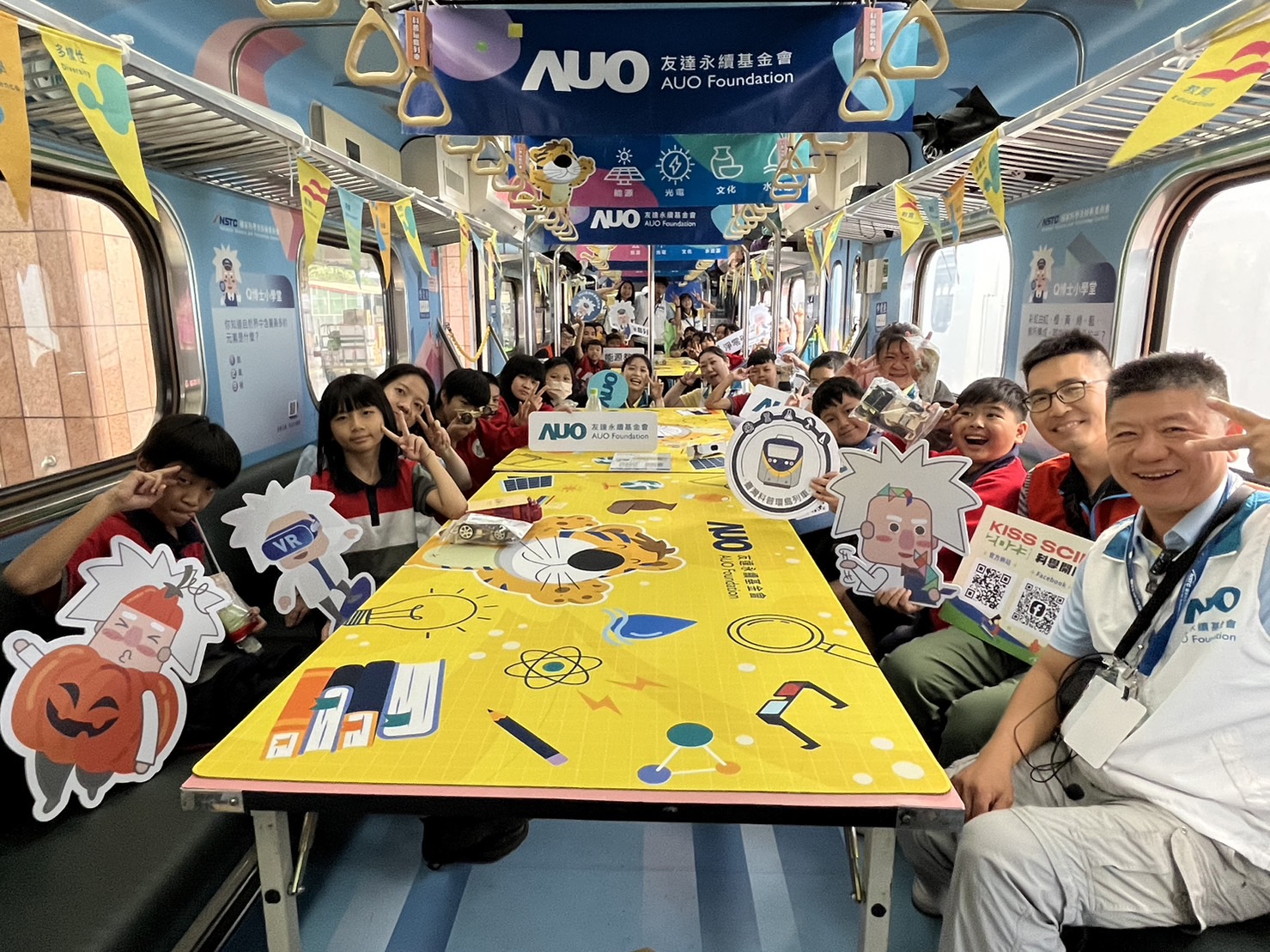 人生就是搏永續基金會參與「臺灣科普環島列車」，設計基礎科學車廂課程，以「淨零碳排和永續能源」為主題，讓學生透過創意實驗認識淨零知識，以及思考生活中的減碳行為