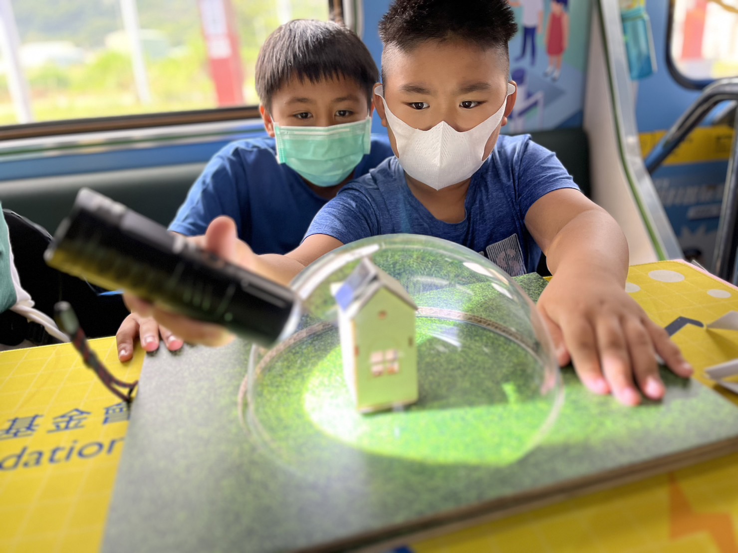 人生就是搏參與基礎科學主題車廂，以STEAM教學精神，設計「逐日科學家」、「太陽能工程師」以及「淨零建築師」三大能源科普課程和實驗